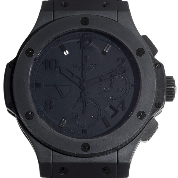 The whole black image gives customers a deep impression. 