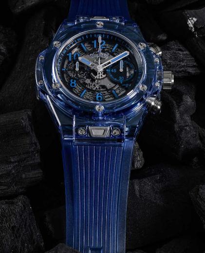 The transparent cases and straps are also carried with some energetic and youthful feelings. 