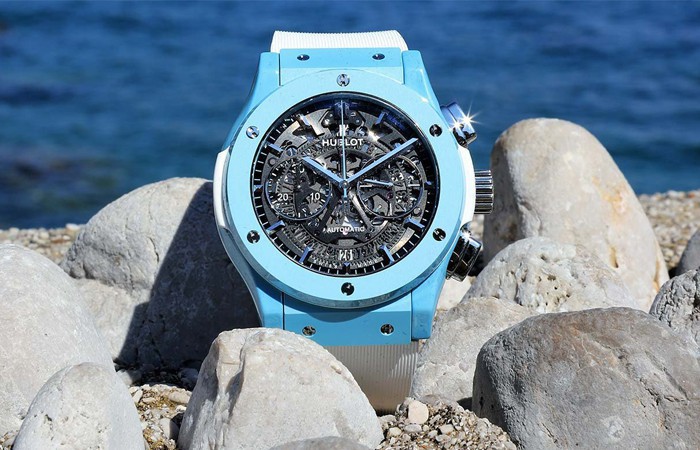 The blue hands matches the marine blue ceramic case, offering optimum legibility.