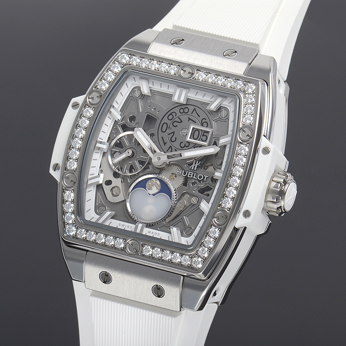 The unique dials have super practical functions which are shown in a particular way. 
