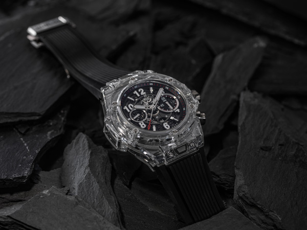 The sapphire crystal bezel has been fixed by the iconic 6 H-shaped titanium screws.