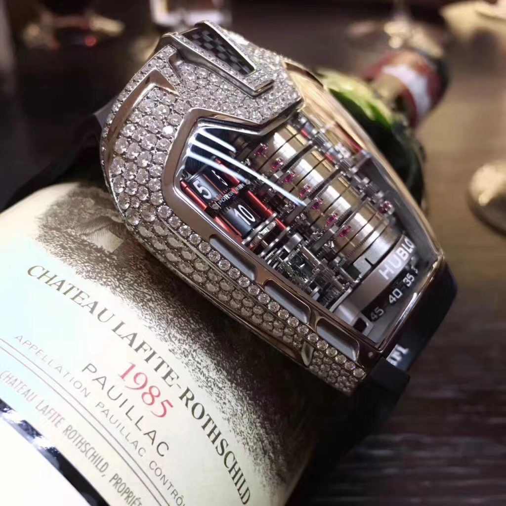 The diamonds paved case presents the high level of watchmaking craftsmanship of the brand.