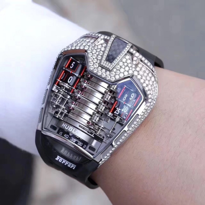 The timepiece has perfectly presented the streamlined lines of Ferrari.