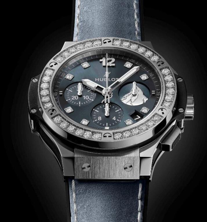 The diamonds on the bezel add the feminine touch to the model.