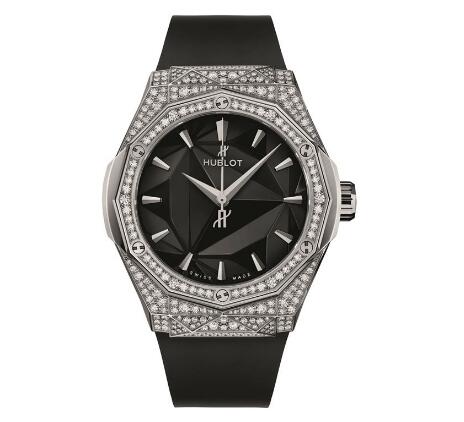 The diamonds paved bezel and case show the high level of craftsmanship of Hublot.
