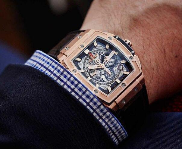 The skeleton dial allows the wearers to enjoy the structure of the movement.