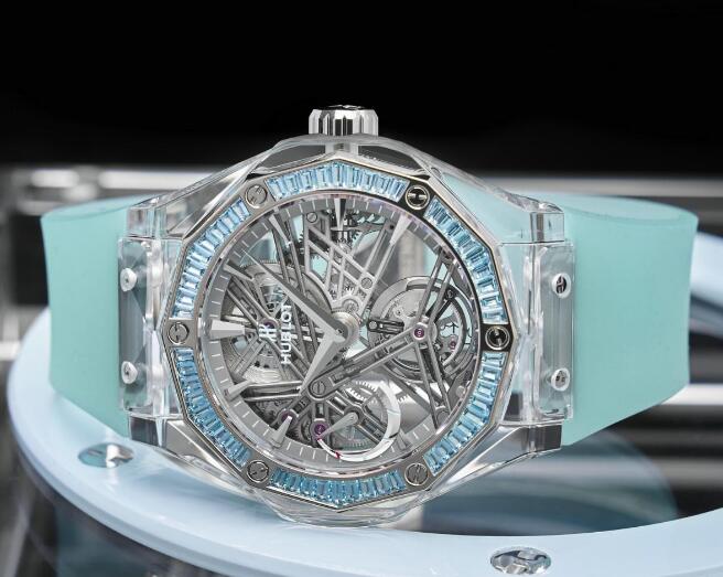 The skeleton dial exudes a technological sense.
