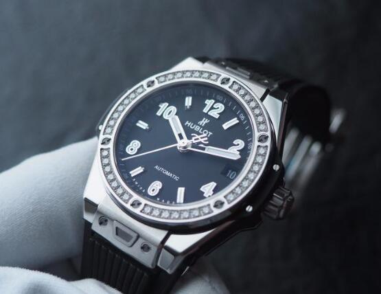 The Arabic numerals hour markers ensure the ultra legibility.